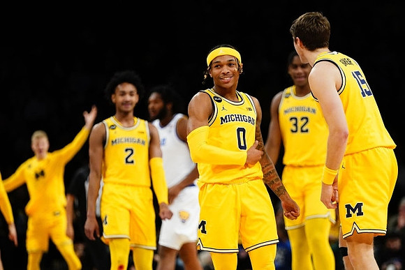 Dug McDaniel (0) and Michigan Team