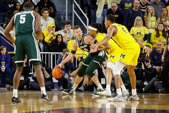 Rubin Jones (15) and Nimari Burnett (4)