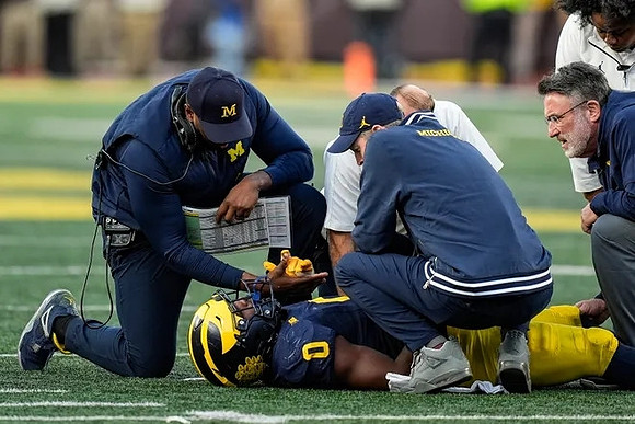 Sherrone Moore and Josaiah Stewart (0)