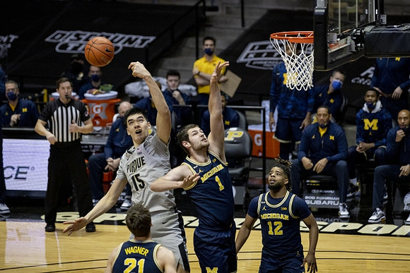 Franz Wagner (21), Hunter Dickinson (1), and Mike Smith (12)