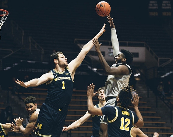 Hunter Dickinson (1), Franz Wagner (21), and Mike Smith (12)