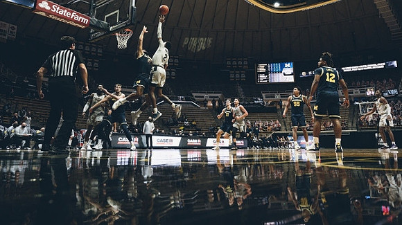 Hunter Dickinson (1), Isaiah Livers (2), Franz Wagner (21), Eli Brooks (55), and Mike Smith (12)