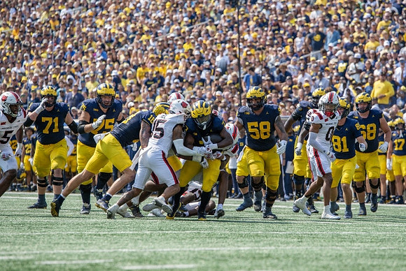 Donovan Edwards (7) and Michigan Team