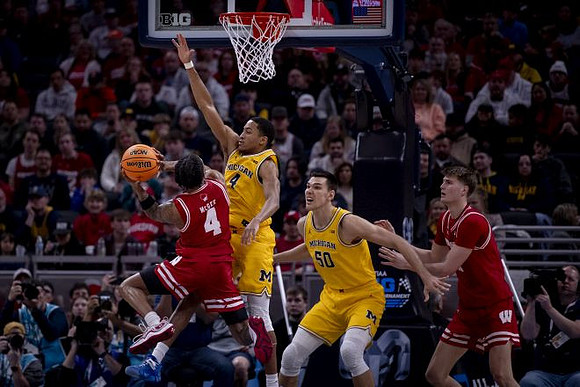 Nimari Burnett (4) and Vladislav Goldin (50)