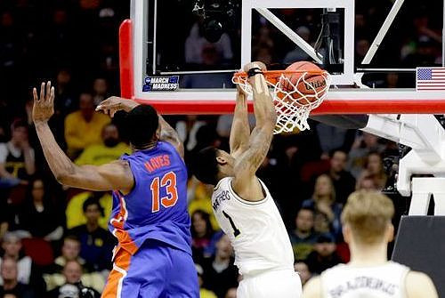 Charles Matthews (1) and Ignas Brazdeikis (13)