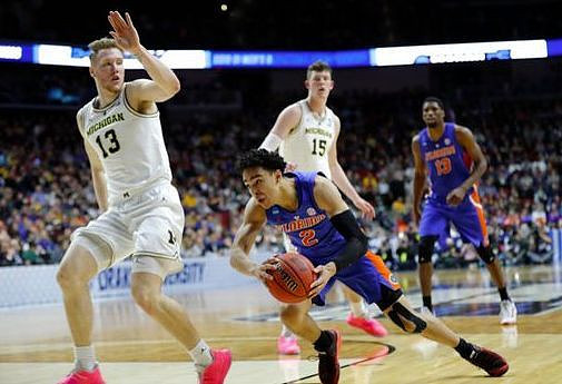 Ignas Brazdeikis (13) and Jon Teske (15)
