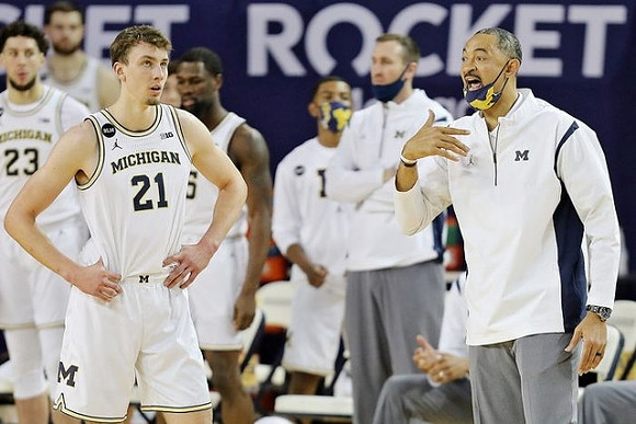 Franz Wagner (21), Juwan Howard, and Michigan Team
