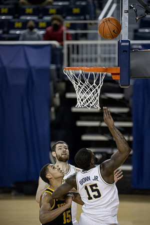 Hunter Dickinson (1) and Chaundee Brown Jr. (15)