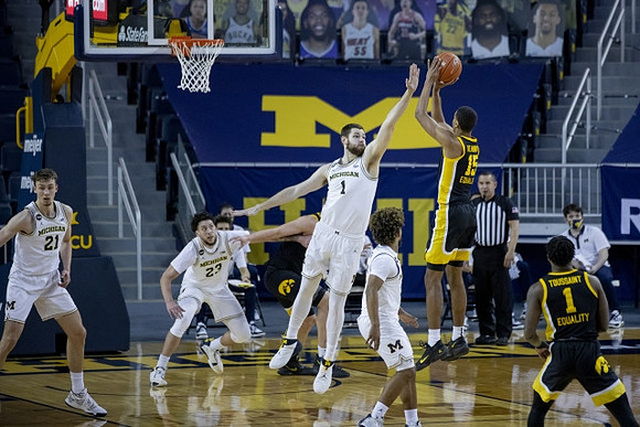 Franz Wagner (21), Brandon Johns Jr. (23), Hunter Dickinson (1), and Mike Smith (12)