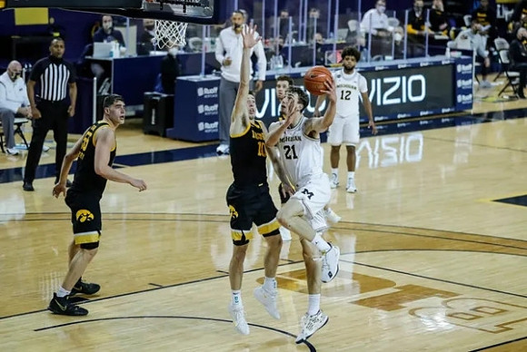 Franz Wagner (21), Mike Smith (12), and Juwan Howard
