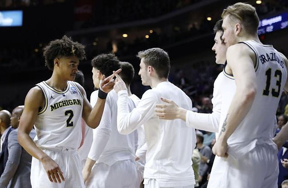 Jordan Poole (2) and Michigan Team