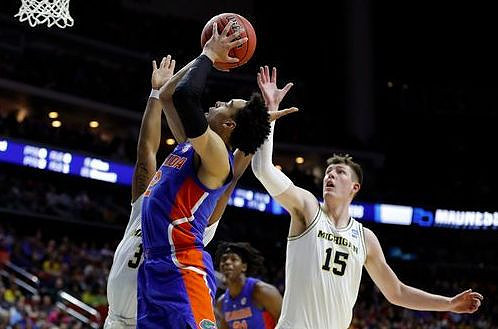 Zavier Simpson (3) and Jon Teske (15)