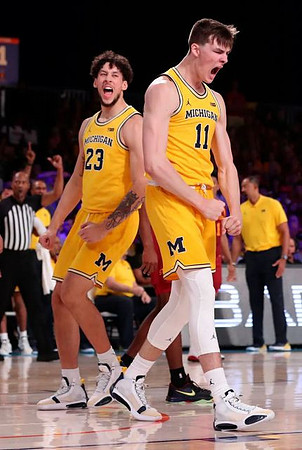 Brandon Johns Jr. (23) and Colin Castleton (11)