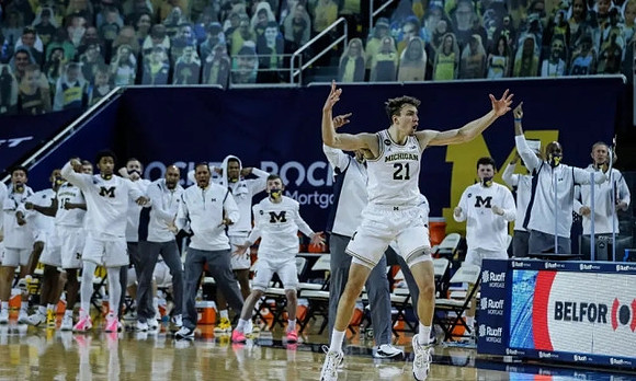 Franz Wagner (21) and Michigan Team