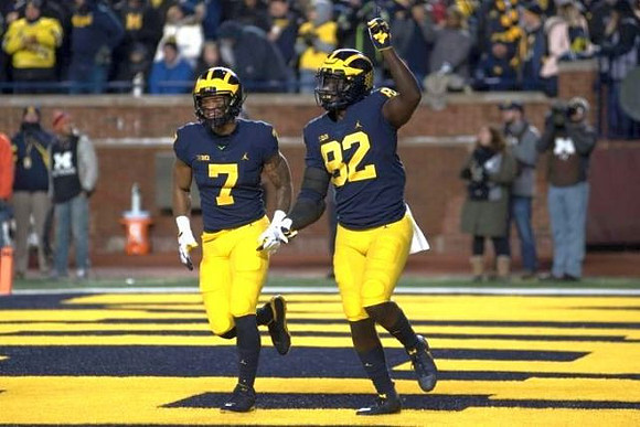 Tarik Black (7) and Nick Eubanks (82)
