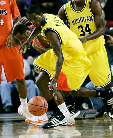 Manny Harris (3) and DeShawn Sims (34)