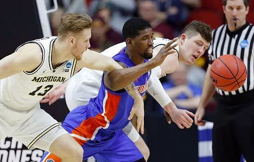 Ignas Brazdeikis (13) and Jon Teske (15)