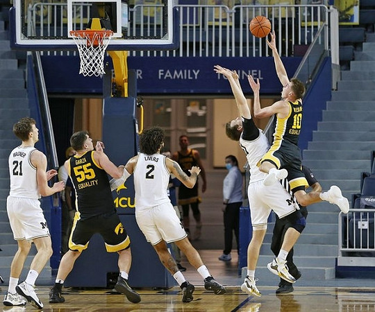 Franz Wagner (21), Isaiah Livers (2), and Austin Davis (51)