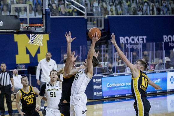 Austin Davis (51) and Franz Wagner (21)