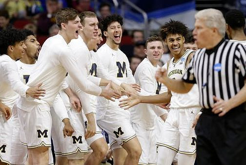 Jordan Poole (2) and Michigan Team