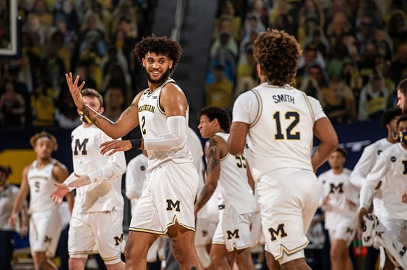 Luke Wilson (32), Isaiah Livers (2), Mike Smith (12), and Michigan Team