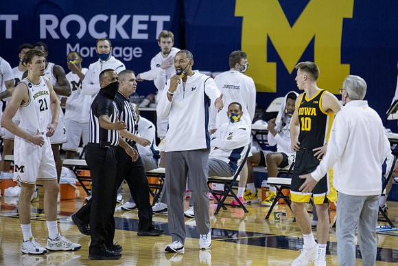 Franz Wagner (21), Juwan Howard, Iowa Head Coach Fran McCaffery, and Michigan Team