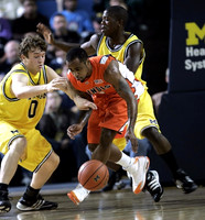 Zack Novak (0) and Laval Lucas-Perry (31)