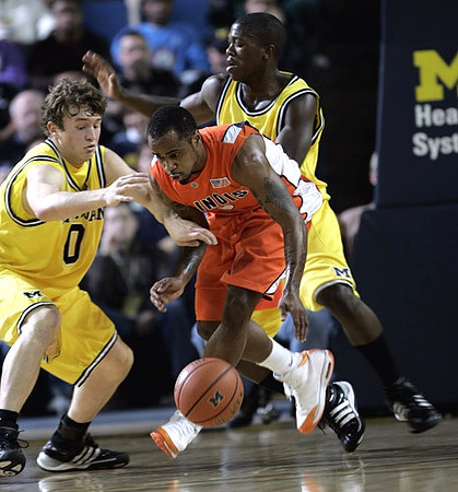Zack Novak (0) and Laval Lucas-Perry (31)