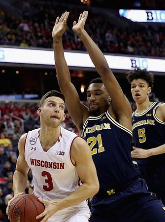 Zak Irvin (21) and D.J. Wilson (5)