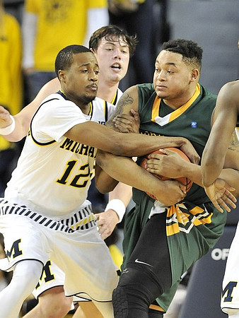 Muhammad-Ali Abdur-Rahkman (12) and Ricky Doyle (32)