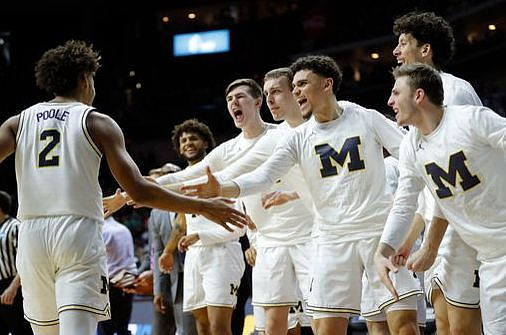 Jordan Poole (2) and Michigan Team