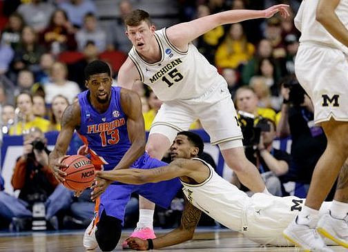 Charles Matthews (1) and Jon Teske (15)