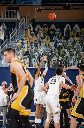 Isaiah Livers (2) and Brandon Johns Jr. (23)