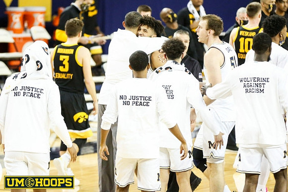 Juwan Howard, Isaiah Livers (2), and Michigan Team