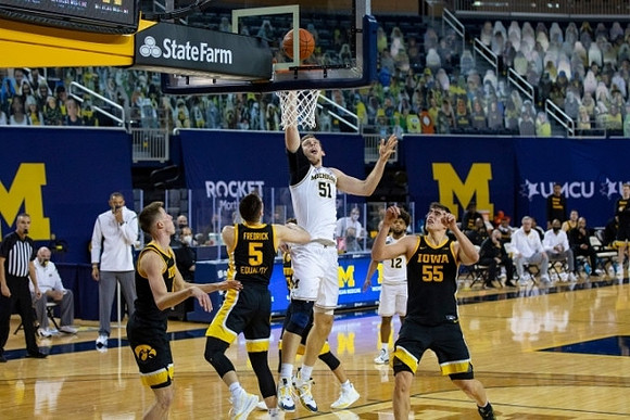 Austin Davis (51), Mike Smith (12), and Juwan Howard