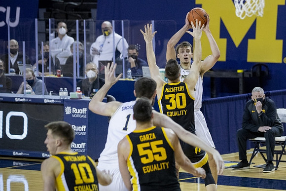 Hunter Dickinson (1) and Franz Wagner (21)