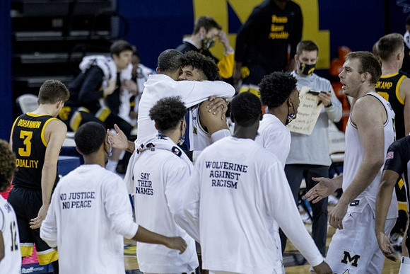 Juwan Howard, Isaiah Livers (2), and Michigan Team