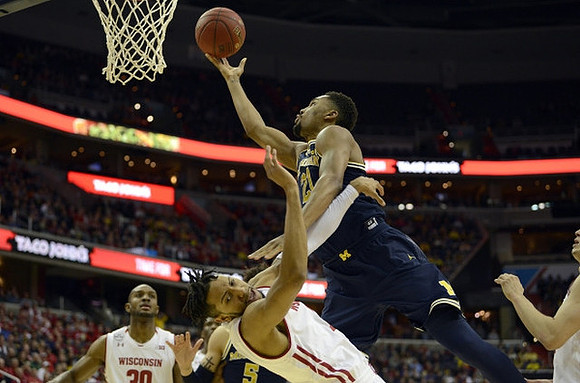 Zak Irvin (21) and D.J. Wilson (5)