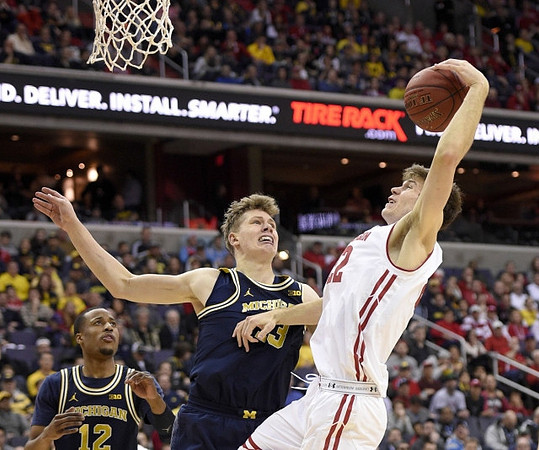 Muhammad-Ali Abdur-Rahkman (12) and Moritz Wagner (13)