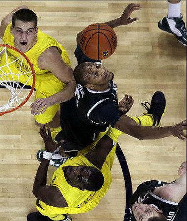 Mitch McGary (4) and Tim Hardaway Jr. (10)