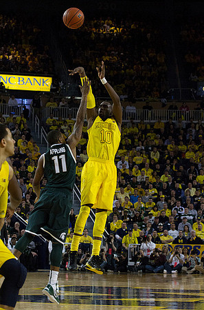 Tim Hardaway Jr. (10) and Jordan Morgan (52)