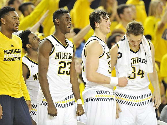 Zak Irvin (21), Derrick Walton Jr. (10), Caris LeVert (23), Ricky Doyle (32), and Mark Donnal (34)