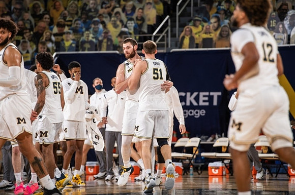 Hunter Dickinson (1), Austin Davis (51), and Michigan Team