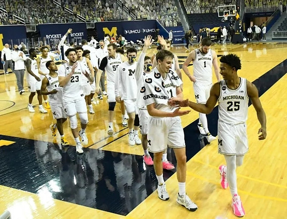 Franz Wagner (21), Jace Howard (25), and Michigan Team
