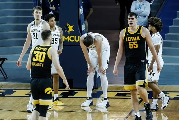 Franz Wagner (21), Eli Brooks (55), Hunter Dickinson (1), and Mike Smith (12)