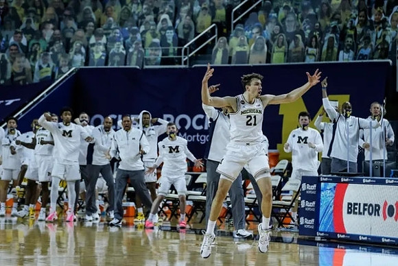 Franz Wagner (21) and Michigan Team
