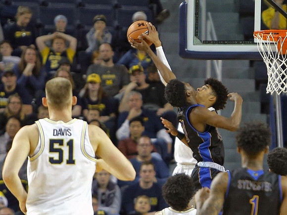 Austin Davis (51) and Jordan Poole (2)