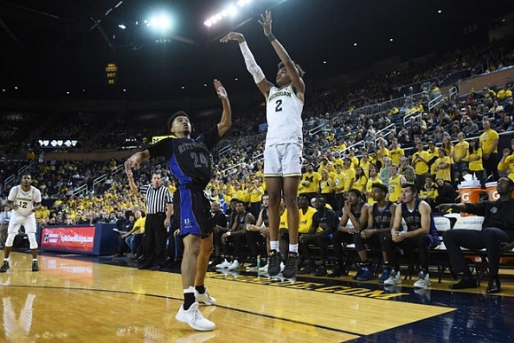 Muhammad-Ali Abdur-Rahkman (12) and Jordan Poole (2)