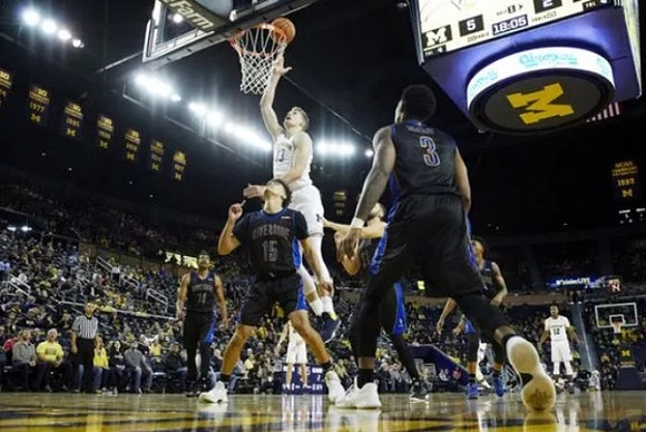 Moritz Wagner (13) and Muhammad-Ali Abdur-Rahkman (12)