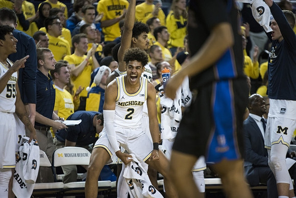 Jordan Poole (2) and Michigan Team